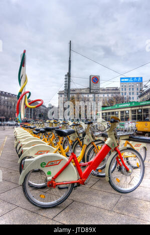 Italien, Lombardei, Mailand, Bike Sharing in Cadorna Square Stockfoto