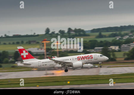 Swiss Airlines Flugzeug Landung in Zürich in den frühen Morgenstunden Stockfoto