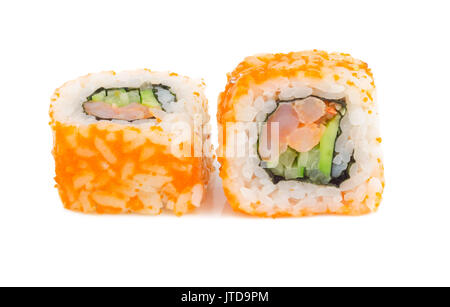 Asiatische japanisches Essen. Sushi Rollen mit Garnelen, Avocado, Gurke, Kaviar und Algen. Schließen Sie nach vorne Ansicht isoliert auf weißem Hintergrund. Stockfoto
