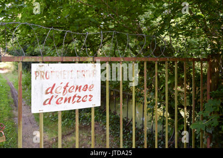 Bügeleisen Barriere überwunden durch ein Gitter mit einem Panel Verteidigung ein Wald der Maas in Frankreich eingeben Stockfoto