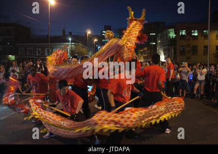 Tänzerinnen und Tänzer der Öffentlichkeit in Kommissar Street, Johannesburg unterhalten am Chinesischen Neujahrsfest 2013 Stockfoto