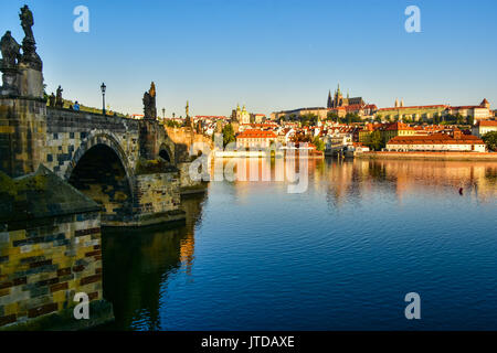 Die Karlsbrücke über die Moldau mit der Burg im Hintergrund, Prag, Tschechische Republik Stockfoto