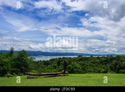 Schönen Garten vor der blauen Srinakarin Dam mit klaren blauen Himmel, Provinz Kanchanaburi, Thailand Stockfoto
