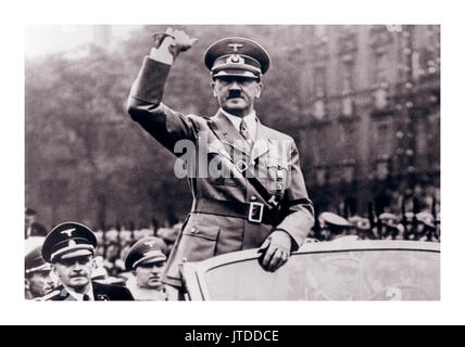 Fuhrer Adolf Hitler in Uniform begrüßt das Publikum in seinem offenen Wagen anlässlich des 15. Jahrestag der Deutschen Tag in Coburg, Deutschland, im Oktober 1937 Stockfoto