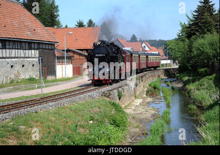 99 6001-4 mit der 13:57-Zug von Gernrode nach Hasselfelde verläuft zwischen der K 2353 Straße und dem Fluss Selke bei Strassberg. Harzer Schmalspurbahnen. Stockfoto