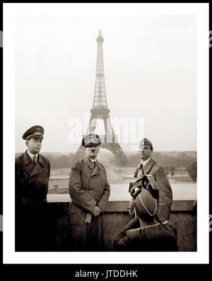 ADOLF HITLER PARIS BESETZUNG PROPAGANDA Adolf Hitler posieren für NS-Propaganda Filmmaterial mit Albert Speer auf der Linken, und Bildhauer Arno Breker auf der rechten Seite 23. Juni 1940, mit dem Eiffelturm im Hintergrund nach dem nationalsozialistischen Deutschland Besetzung von Paris Frankreich Stockfoto