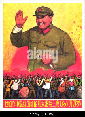 Vorsitzender MAO VINTAGE POSTER Vintage chinesischen politischen Plakat "Lang lebe der Vorsitzende Mao die röteste Sonne in unsere Herzen'' 1960er Jahrgang politische chinesische Propaganda Poster mit bewundernden Mengen Holding aloft seine kleine rote Buch Stockfoto