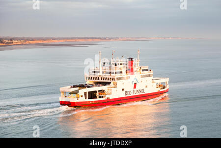 Die Red Funnel Southampton Fähre Red Falcon fährt. Red Funnel ist ein Fähre unternehmen Routen zwischen England und der Isle of Wight. Stockfoto