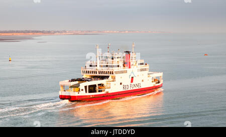 Die Red Funnel Southampton Fähre Red Falcon fährt. Red Funnel ist ein Fähre unternehmen Routen zwischen England und der Isle of Wight. Stockfoto