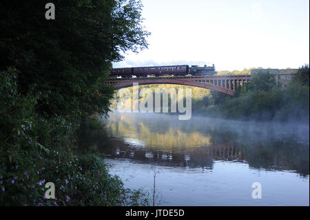 '5764' Kreuzung Victoria Bridge, Severn Valley Railway. Stockfoto