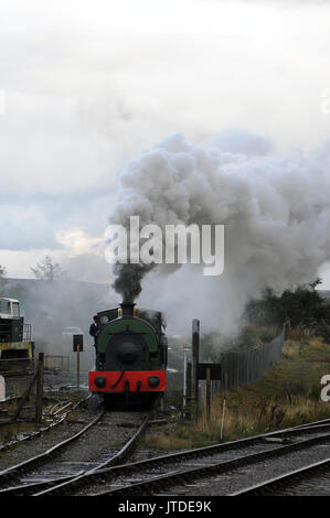 Der ir-Gomer' Blätter Ofen Abstellgleise Hof mit einem Güterzug für Pfeifen Inn. Pontypool and Blaenavon Railway. Stockfoto