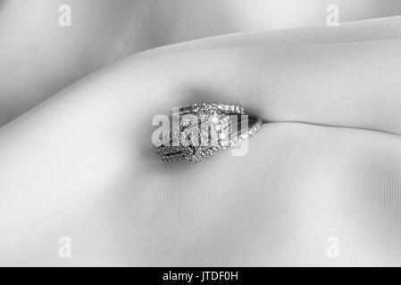 Hochzeit Band und Engagement Ring Stockfoto