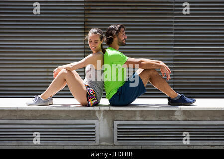 Junge attraktive Frau Training mit einem Personal Trainer außerhalb an einem sonnigen Tag Stockfoto