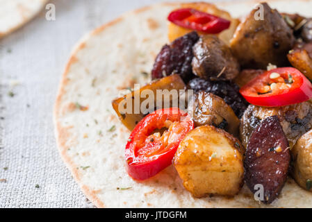 Nahaufnahme von Taco mit gegrillten Champignons, Spanisch würzige Wurst Chorizo, mexikanische Tortillas, die zyprische Käse Halloumi, hot Chilly und getrockneten Oregano auf Clo Stockfoto