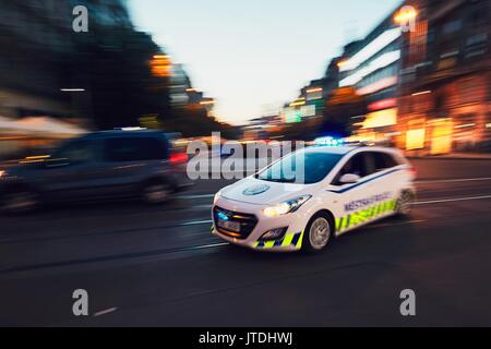 Prag, tschechische Republik - 27. Juni 2017: Die Patrouille der Stadtpolizei der Stadt Prag (in verschwommene Bewegung) reagieren auf einen Notruf auf Juni Stockfoto