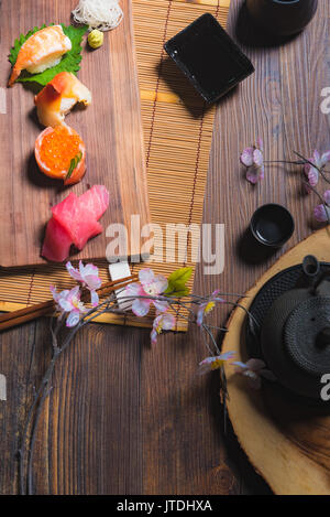 Traditionelle japanische Küche. Prozess der essen Sushi Rollen oder Sushi mit Lachs, selektiven Fokus Stockfoto