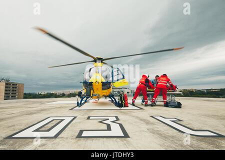 HRADEC KRALOVE, TSCHECHISCHE REPUBLIK - 17. JUNI 2017: Team der Helicopter Emergency Medical Service geht der Patient in die Not auf dem Dach Unive Stockfoto