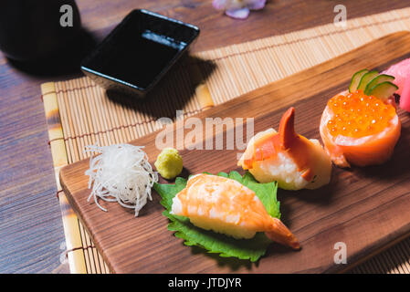 Traditionelle japanische Küche. Prozess der essen Sushi Rollen oder Sushi mit Lachs, selektiven Fokus Stockfoto