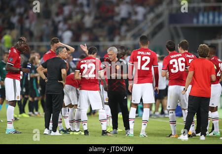 Manchester United Manager Jose Mourinho spricht zu seinen Spielern während einer Pause in der ersten Hälfte während der UEFA Super Cup Gleiches an Philip II Arena, Skopje, Mazedonien. Stockfoto