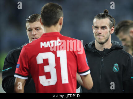 Von Real Madrid Gareth Bale schüttelt Hände mit Manchester United Nemanja Matic vor der UEFA Super Cup Gleiches an Philip II Arena, Skopje, Mazedonien. Stockfoto