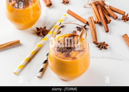 Traditionelle herbst Gerichte, pikant Pumpkin Pie Smoothie mit Zimt, Anis und Haferflocken. Portioniert in Gläser, auf weissem Marmortisch. Kopieren Raum oben vi. Stockfoto