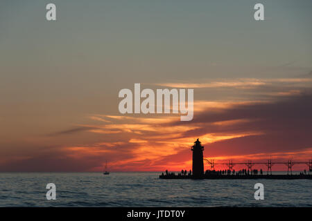 Dramatischen Blick auf Leuchtturm und Mole bei Sonnenuntergang, South Haven, Michigan. Stockfoto