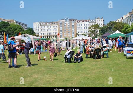 Die Menschen in den Park entspannen Sie sich während der jährlichen St. Leonards Festival in St. Leonards-on-Sea, East Sussex, England am 13. Juli 2013. Stockfoto