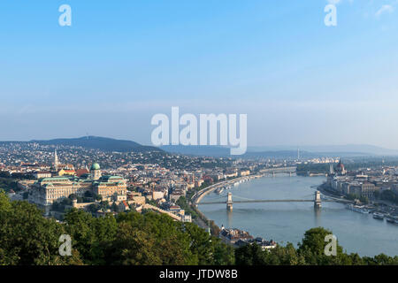 Am frühen Morgen Blick vom Gellertberg über die Donau mit dem Königlichen Palast auf der linken Seite, Budapest, Ungarn Stockfoto