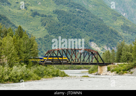 Die Alaska Railroad Glacier Discovery Zug überquert eine Brücke über den Fluss Placer in Southcentral Alaska. Stockfoto