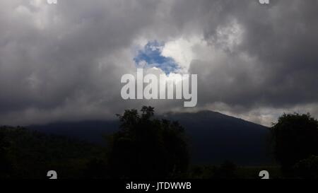 Die Natur hat alles, was man so schön und schön findet, die Bäume, Berge, Wasser, Blumen und den Himmel...!! Stockfoto
