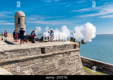 Reenactors in Spanisch Uniformen eine Kanone auf Castillo de San Marcos, St. Augustine, Florida feuern Stockfoto