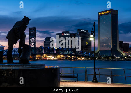 Eine Gedenktafel an einem Granit Spalte hinter der Statue entfernt lautet wie folgt: Jacksonville Navy Memorial die Lone Sailor, Southbank Riverwalk Stockfoto