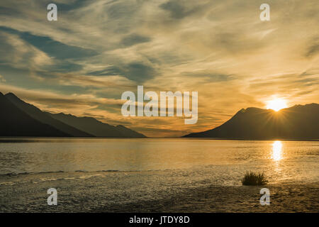 Die untergehende Sonne über und Kenai Chugach Berge und das Wattenmeer der Turnagain Arm in Southcentral Alaska. Stockfoto