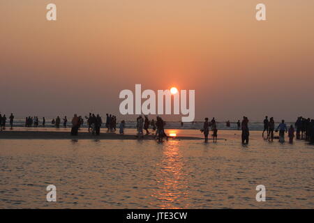 Sonnenuntergang und Leute an lardest Meer Strand. Das größte Meer Strand der Welt Coxs Bazar. Seine grosse Wellen sind so genial. Sein ein Meer Strand ofBay der Bangal Stockfoto