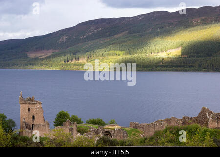 Schottland, Highlands, Urquhart Castle, Drumnadrochit, Loch Ness, Grün, Lichtstrahl am Berghang, Berggipfel, schottische Landschaft, Blue Waters Stockfoto