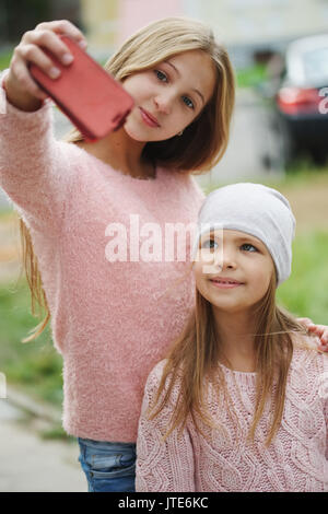 Foto von Zwei wunderschöne kleine Mädchen selfie Stockfoto