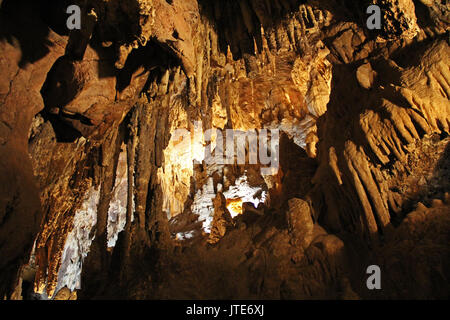 Felsformationen in der Höhle bei Colossal Cave Mountain Park in Vail, Colorado, USA, in der Nähe von Tucson in der Sonora Wüste. Stockfoto