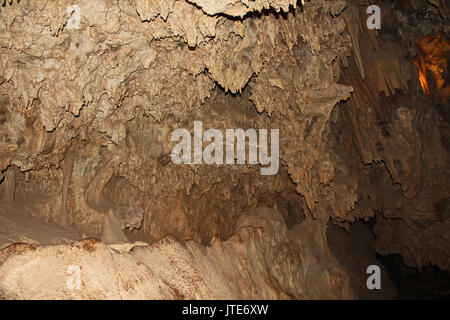 Felsformationen in der Höhle bei Colossal Cave Mountain Park in Vail, Colorado, USA, in der Nähe von Tucson in der Sonora Wüste. Stockfoto