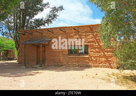 Vail, Colorado, USA, 10. April 2017: Historische Gebäude mit Kopie Raum Gehäuse die CCC-Museum auf La Posta Quemada Ranch in Colossal Cave Mountain Park Stockfoto