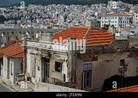 Kavala, Stadt im Norden von Griechenland, auf das Ägäische Meer. Die Straße, die zum byzantinischen Zitadelle auf dem Hügel. Stockfoto