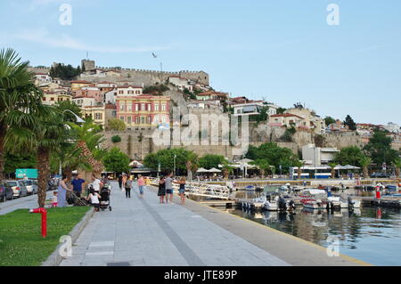 Kavala, Stadt in Nordgriechenland, in der Macedonia-Thrace Region, auf das Ägäische Meer. Blick auf den Hafen und einen Teil der Stadt. Stockfoto