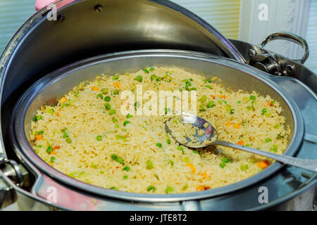 Udon unter Rühren braten, Reis mit Garnelen und Gemüse im wok pfanne Reis mit Gemüse in einer Pfanne Stockfoto