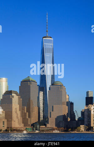 Die Lower Manhattan Skyline von New York City. Das One World Trade Center dominiert die Skyline oben Zwei und Drei World Financial Center. Stockfoto