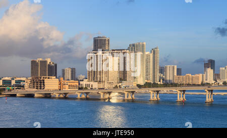 Blick über die Biscayne Bay bis zur Edgewater Waterfront in Miami, Florida, USA. Stockfoto