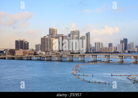 Ein Blick auf die Biscayne Bay im Edgewater Waterfront in Miami, Florida. Stockfoto