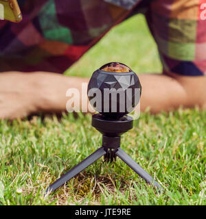 Virtual reality Kamera auf Stativ im Gras Stockfoto