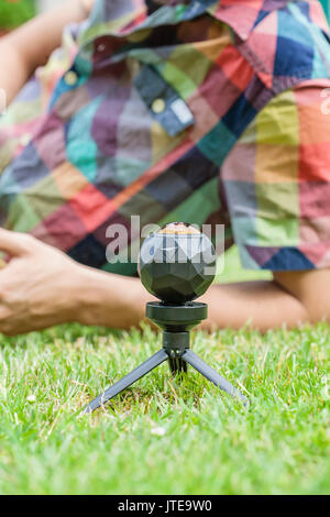 Virtual reality Kamera auf Stativ im Gras Stockfoto