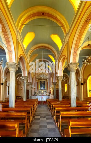 Schöne Kirche Innenraum in Montevideo in der Insel Syros, Griechenland. Es gibt viele katholische und orthodoxe Kirchen in Montevideo mit schöner Einrichtung. Stockfoto