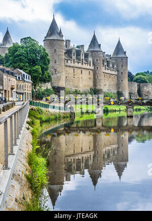 Frankreich, Bretagne, Morbihan, Blick auf Jossilin Schloss (Schloss von Josselin) über den Fluss Oust Stockfoto