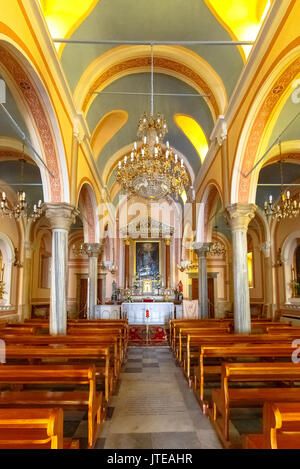 Schöne Kirche Innenraum in Montevideo in der Insel Syros, Griechenland. Es gibt viele katholische und orthodoxe Kirchen in Montevideo mit schöner Einrichtung. Stockfoto